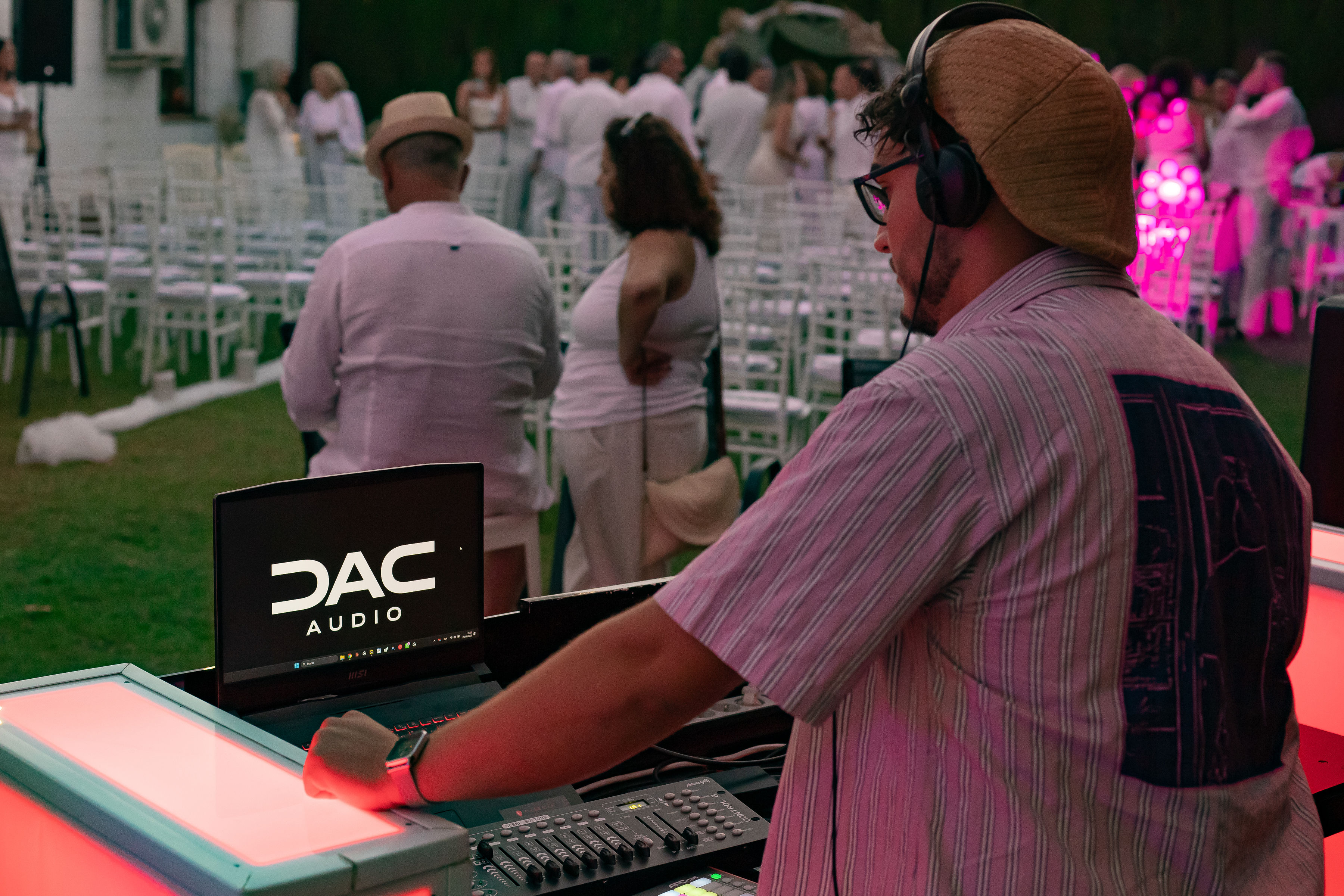 Montaje real de DJ en cabina iluminada con sillas de ceremonia de boda en Granada - DAC Audio