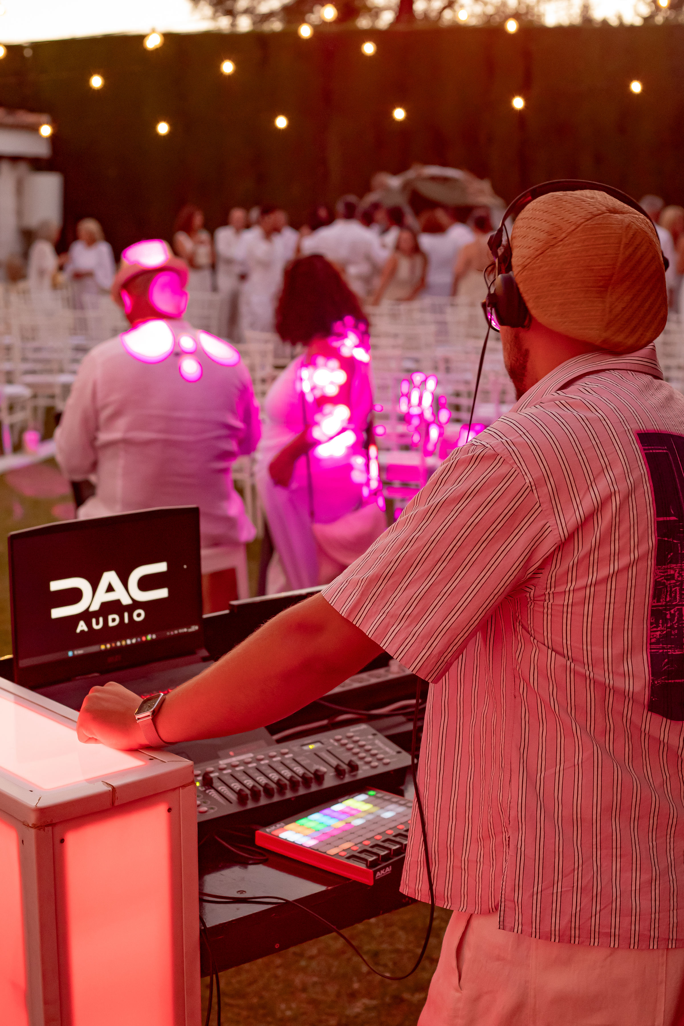 Cabina DAC Audio junto a ceremonia de boda en jardín de Granada