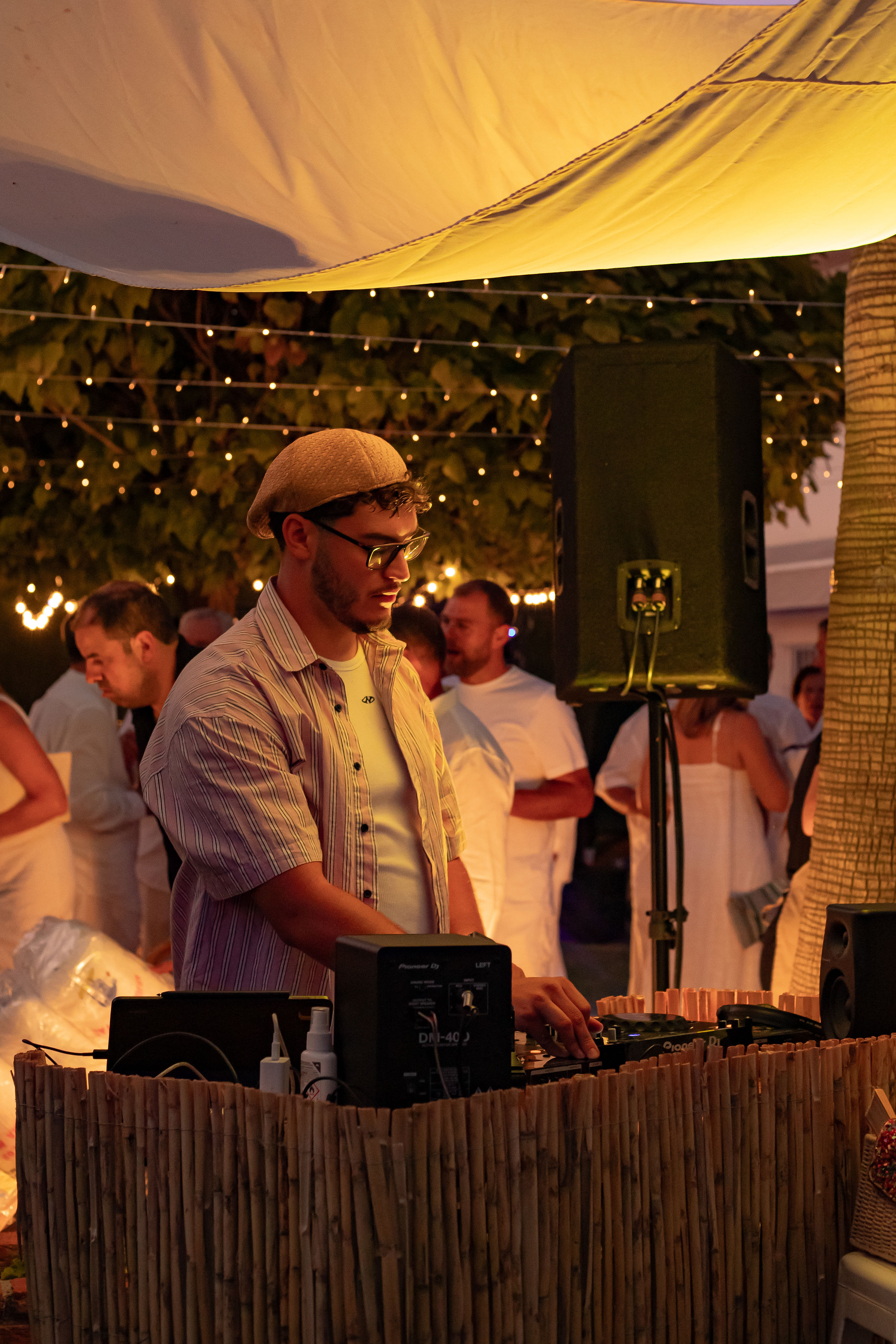 Ambiente musical y DJ en cóctel de boda al aire libre en Granada - DAC Audio