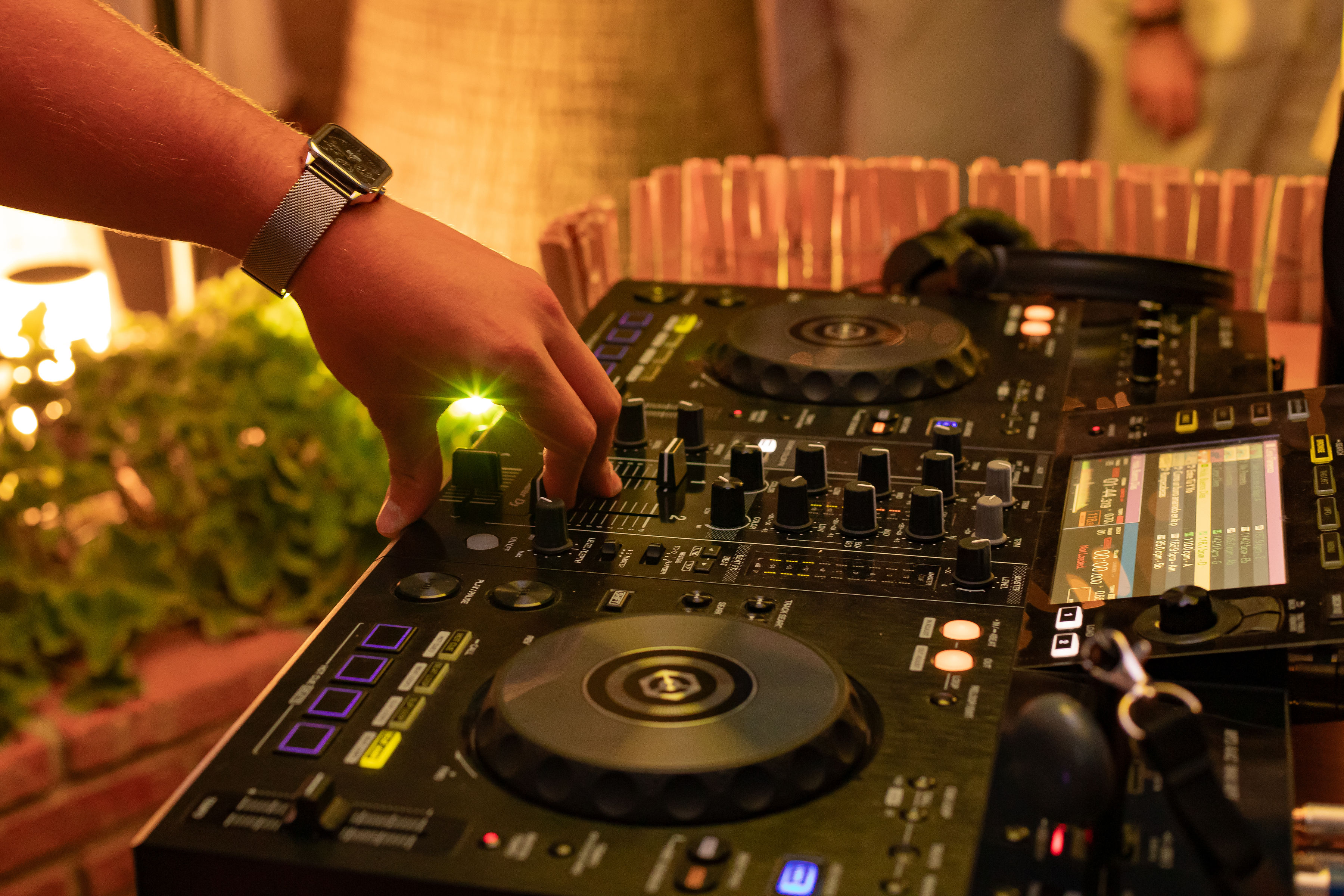 Mezcla en directo con luz cálida de atardecer en boda - DAC Audio
