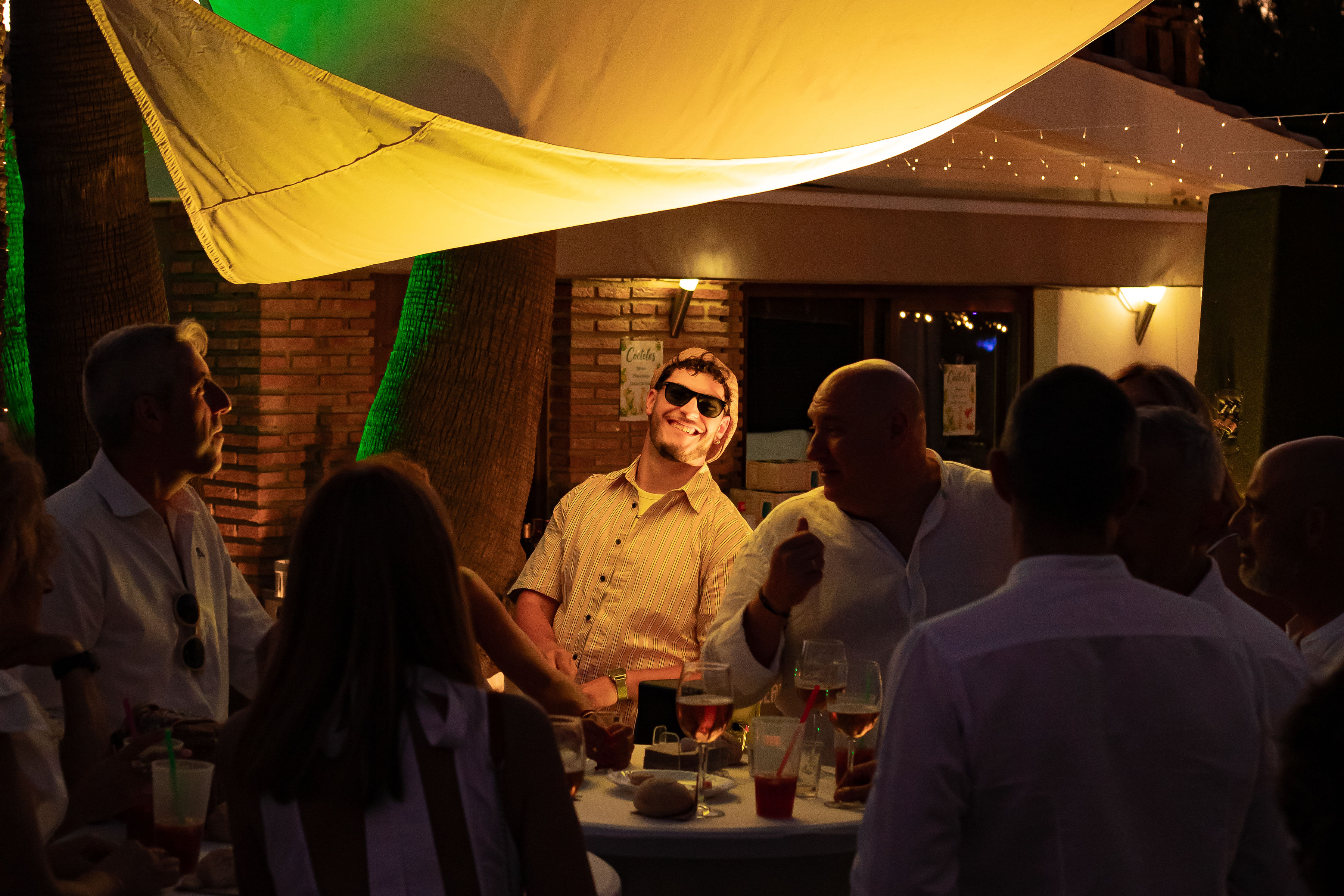 Celebración de banquete y fiesta de boda bajo guirnaldas en Granada - DAC Audio